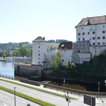 Stilvolles Mit Blick Auf Dreifluesse-eck * Pasov