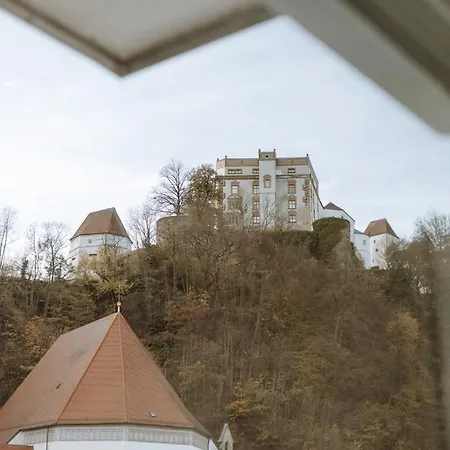 Stilvolles Mit Blick Auf Dreifluesse-eck *